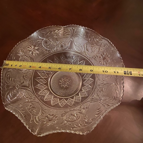Scalloped Press Glass Serving Bowl - Picture 3 of 4